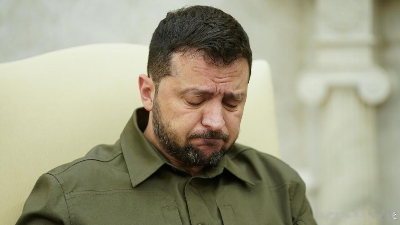 乌克兰正面临一场双重危机，战场上的军事失利和政治上的信任崩塌。美联社的深度调查揭