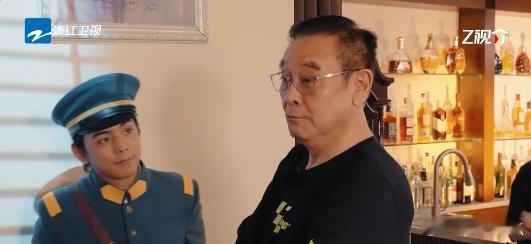 余宇涵有民国富家公子那味了 片场一刻，余宇涵瞬间化身民国富家公子，尔冬升老师也忍