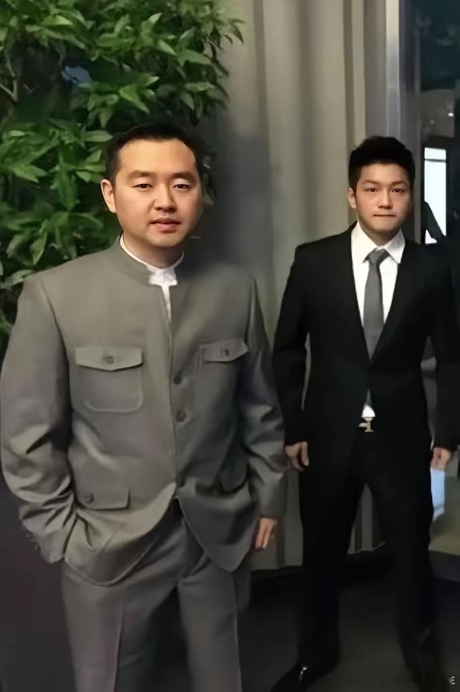 谁知道这张照片是什么时候拍摄的？小胖和前辈合影都不好意思并排站在一起，故意后退一