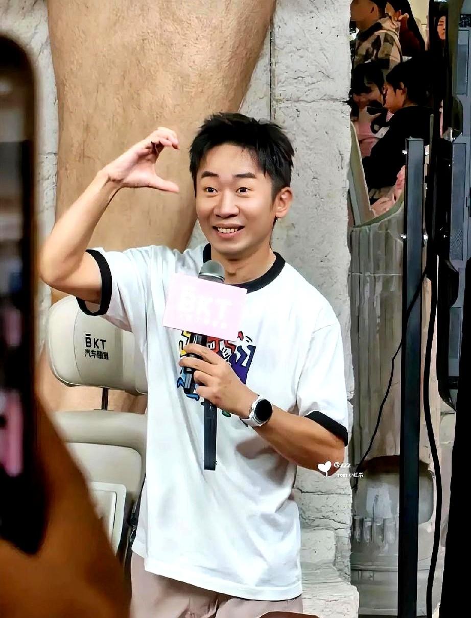 内娱有个怪现象，颜值越普通，资源越逆天。

打开电视，哪哪都是杨迪。《你好，星期