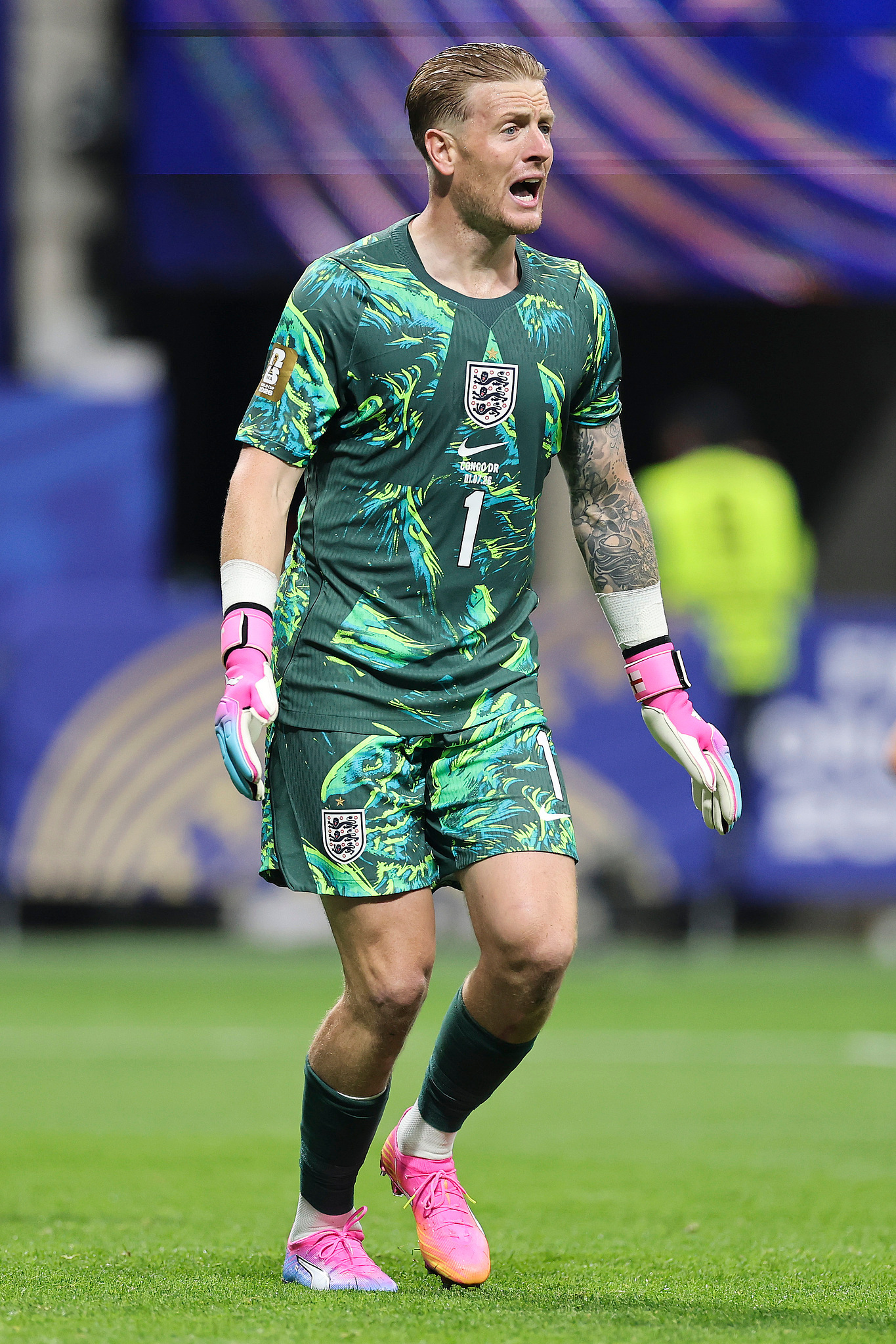英格兰vs民主刚果世界杯 英格兰半场0-1民主刚果。皮克福德在丢球后冲队友喊话：