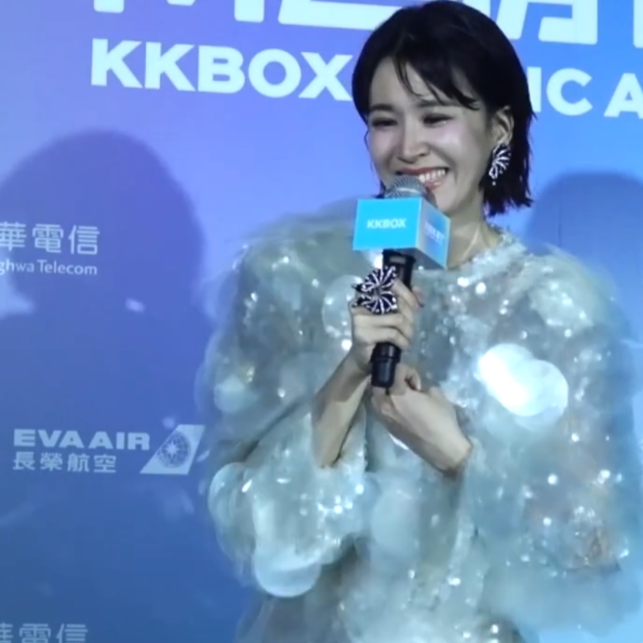 湾湾记者：这么辛苦他会不会帮你按摩?曾沛慈：按摩我会找专业人士!噗哈哈哈哈哈哈哈