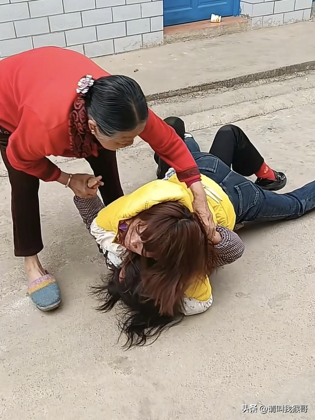 一到过年，亲戚邻居之间的矛盾就来了，吃个饭还能打起来。看视频评论区，好像是其中一