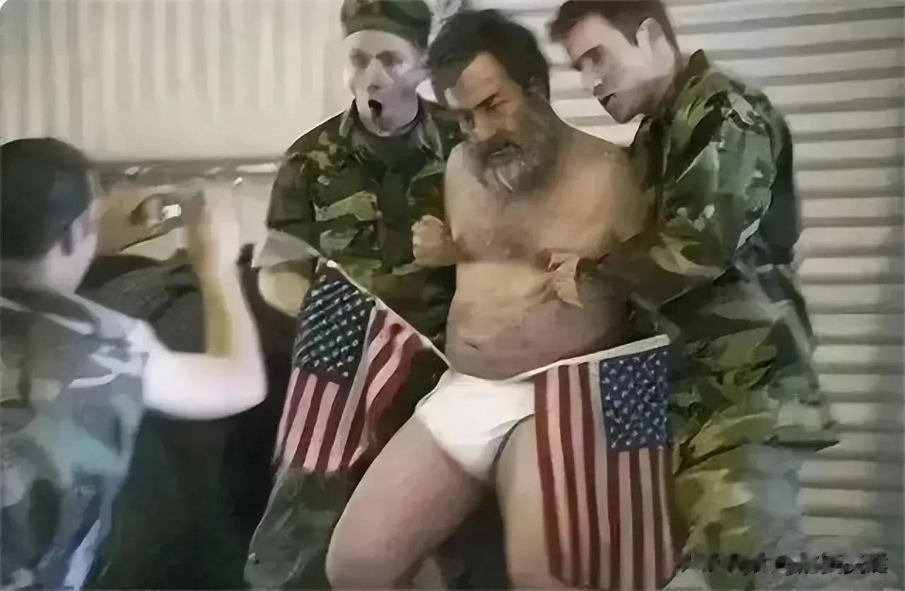 2003年，被捕的萨达姆在临刑前被羞辱的一张照片！这不禁让人们感到好奇，他身上只