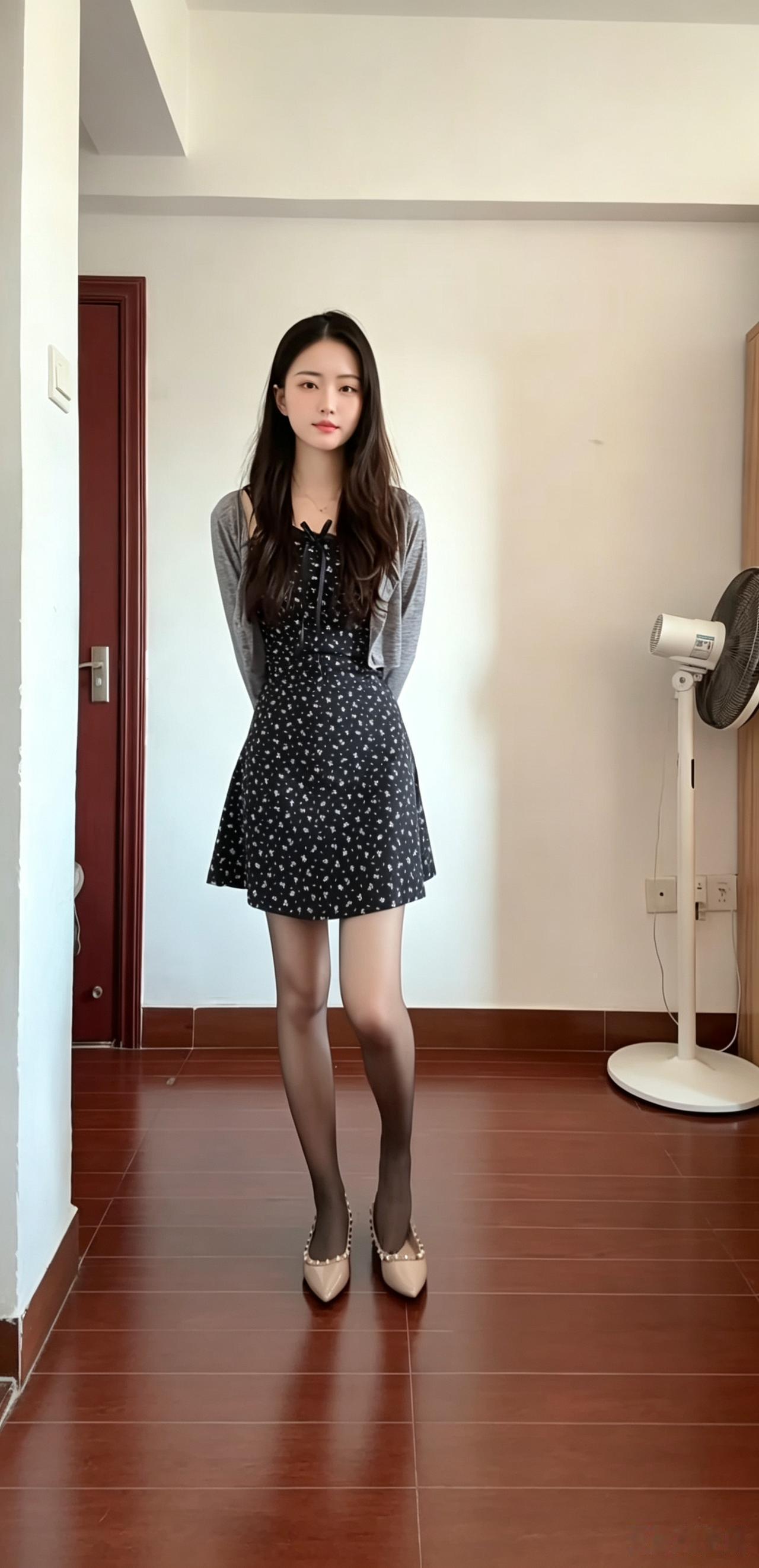 温柔氛围感日常穿搭分享✨
黑色碎花吊带裙自带精致感，细碎小花低调耐看，勾勒柔和线