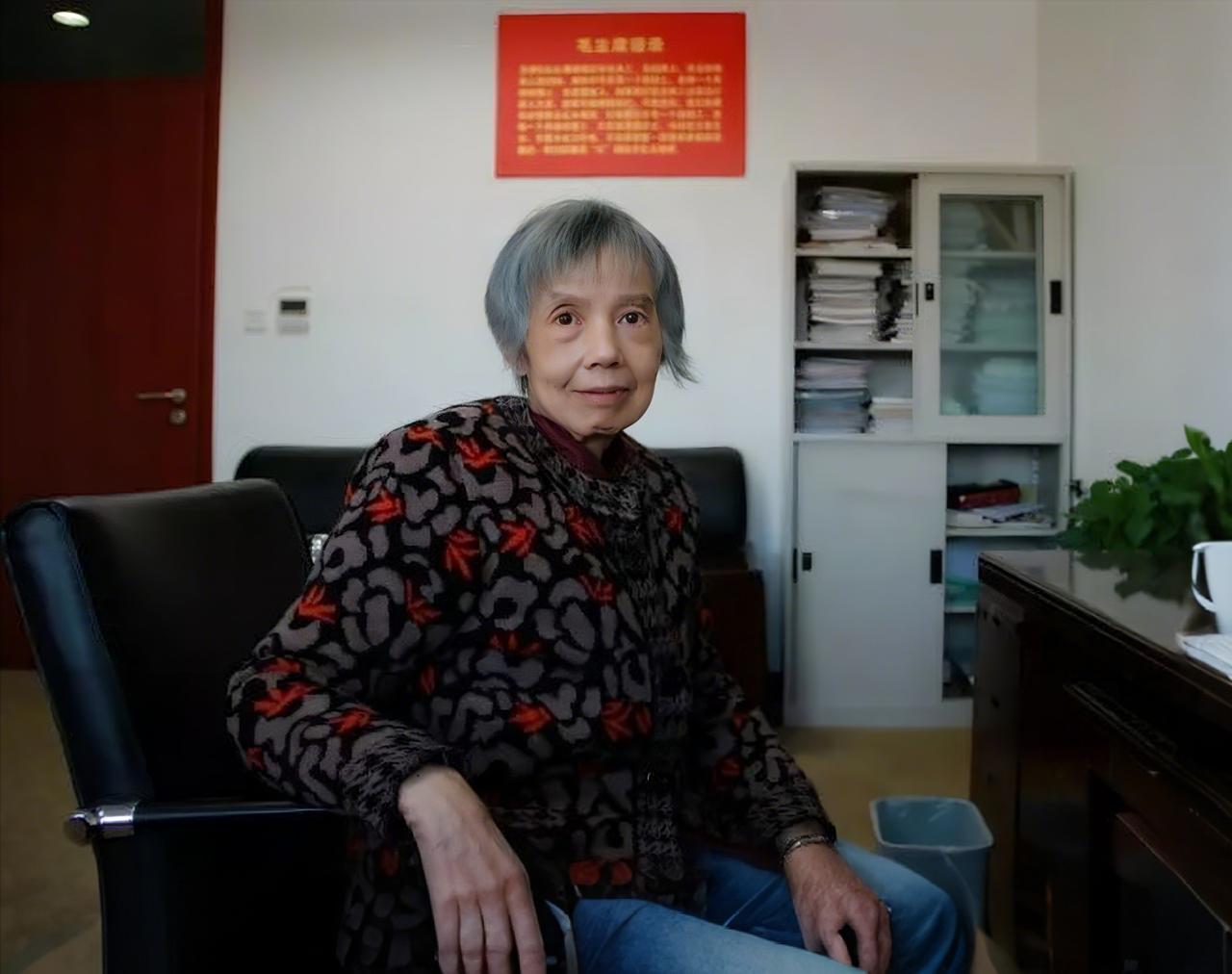 龙芯之母——黄令仪先生，一个也应该写进教材里的国士！她说：“我最大的心愿是匍匐在
