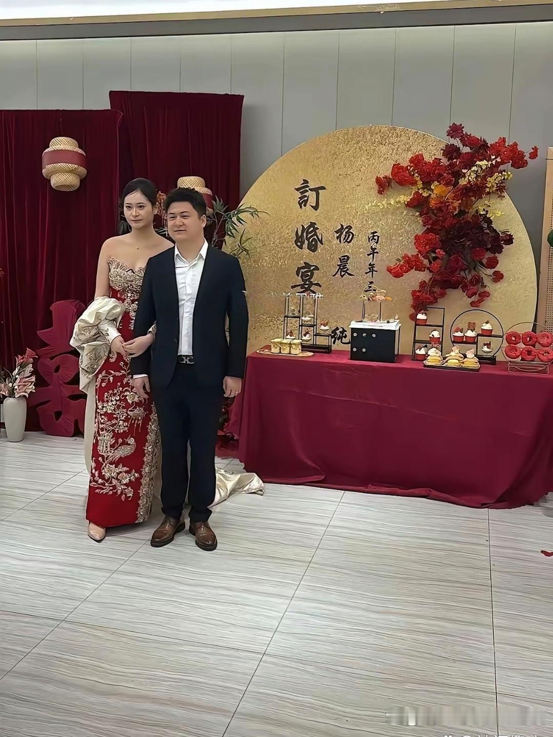 同样是订婚宴
有人说女生这眼神一脸不情愿，根本不爱
也有人说，这就是过日子踏实安