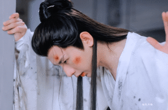 成毅 沉香如屑开播四周年 玄夜慵懒又危险的气场让人印象深刻，摩挲剑柄、抬眉浅笑等