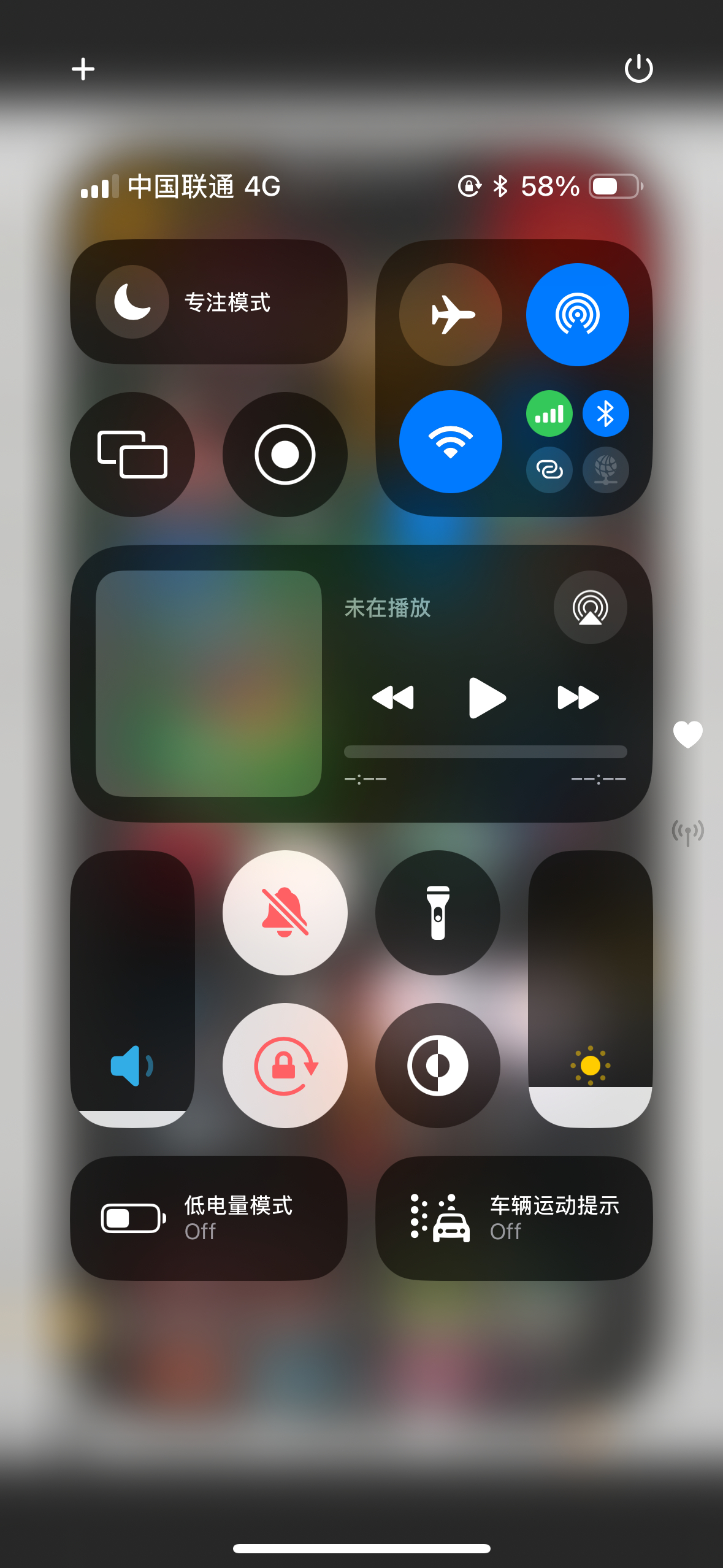 iOS18控制中心的bug有朋友遇到吗？刚刚发现我这控制中心下面两个功能突然不见