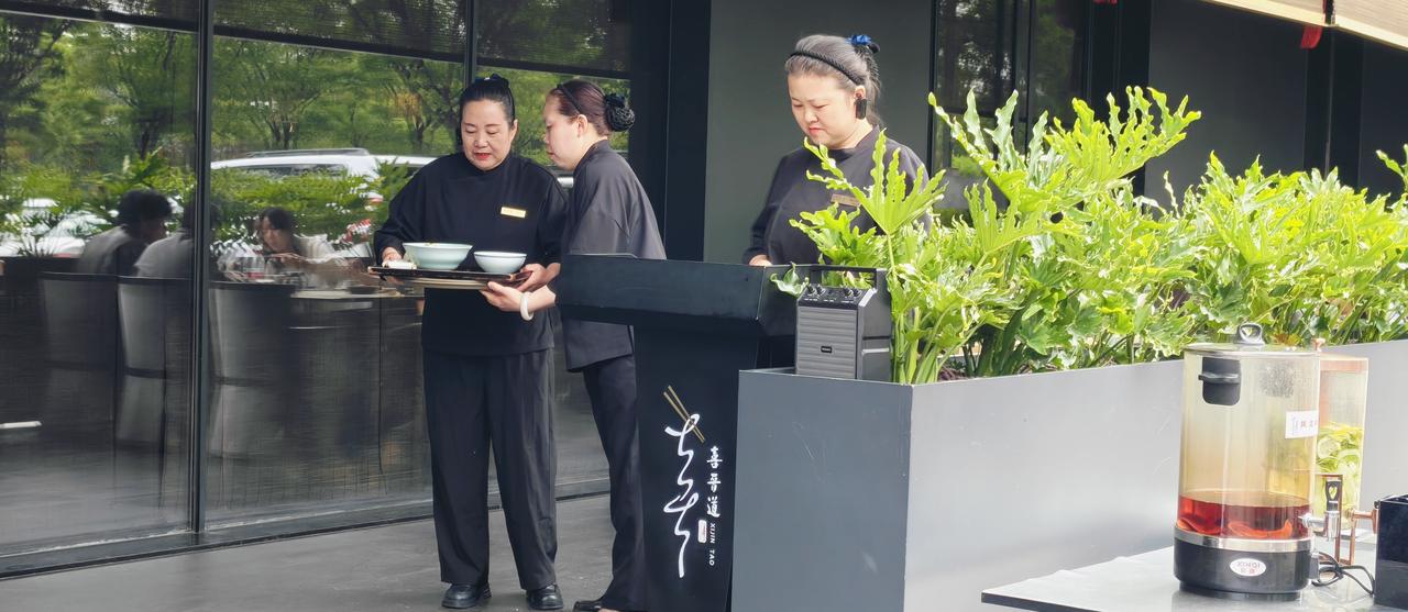 到达大同，都中午一点了，这家面店居然还在排队，作为一个美食博主（高颜），必须尝尝