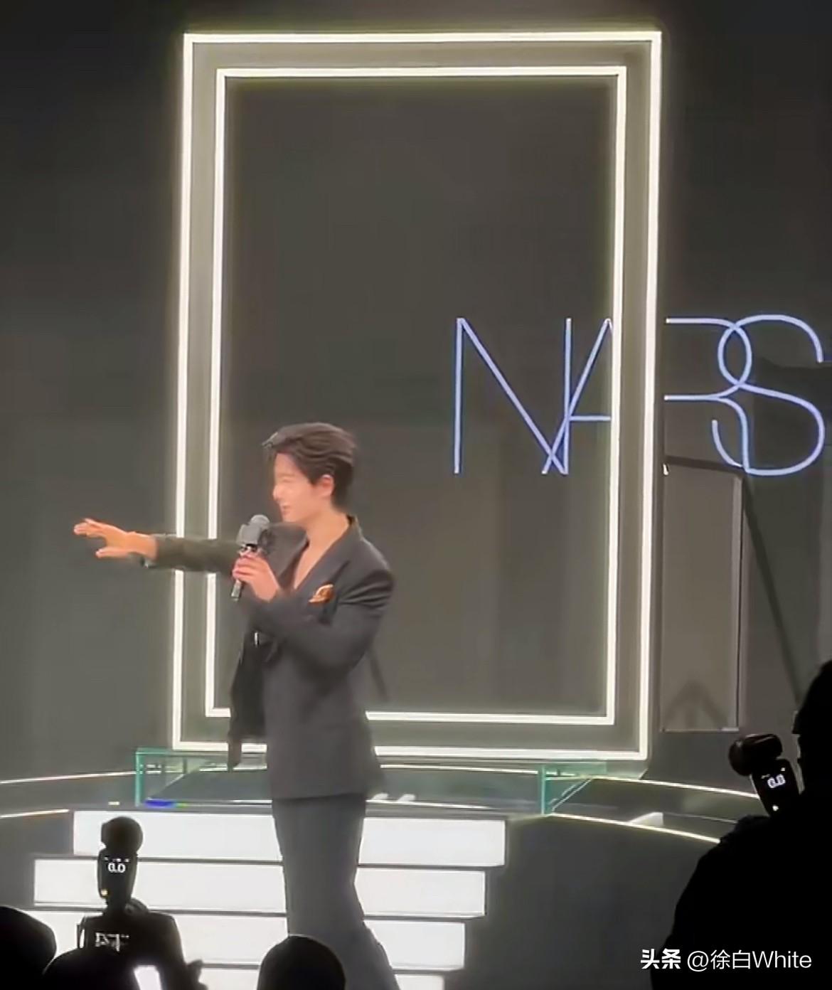 3月20日，肖战一挥手，天亮了！
这个品牌方在创意方面属实有点东西！它是懂消费者