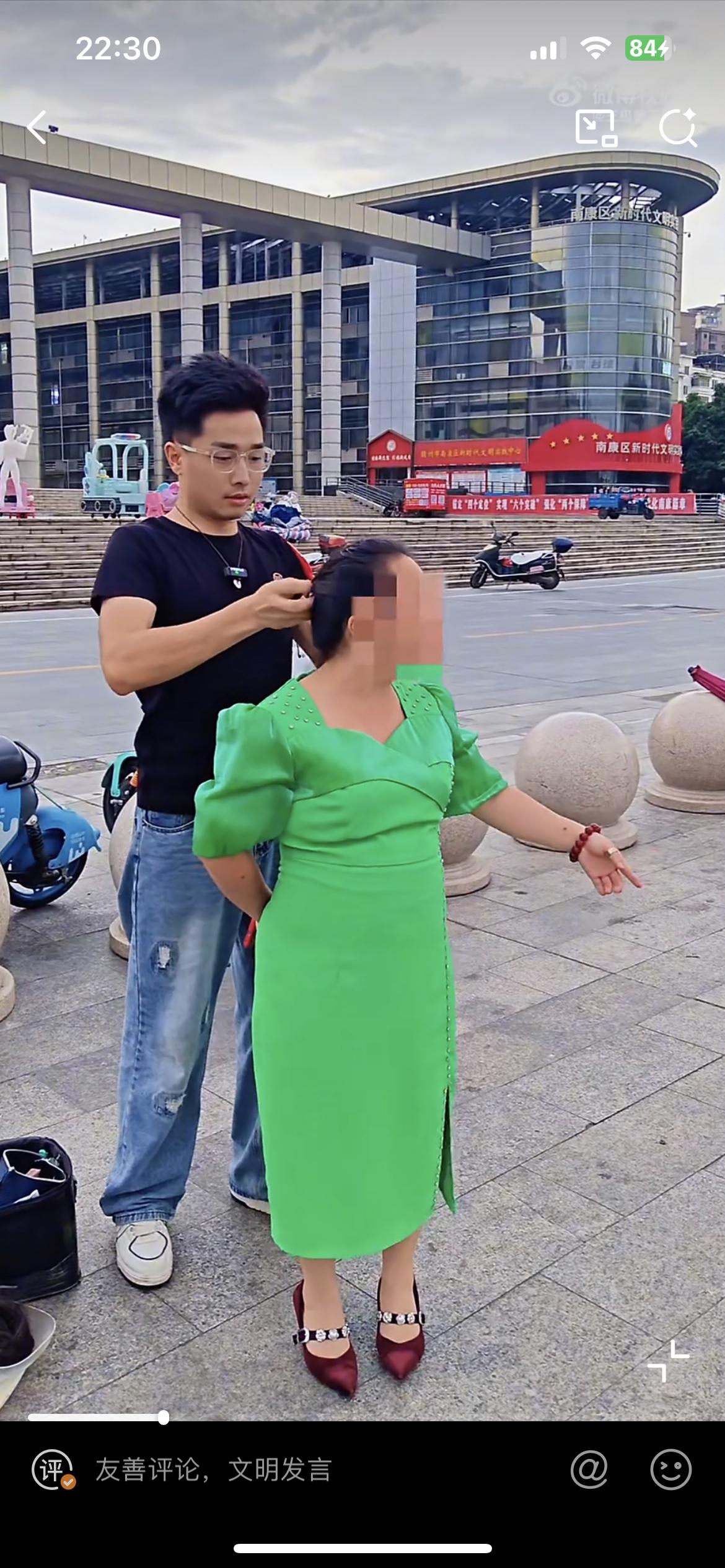 图中的男子收头发，路遇穿绿色长裙的女子出言不逊，只因男子拒绝收她的头发，理由是太