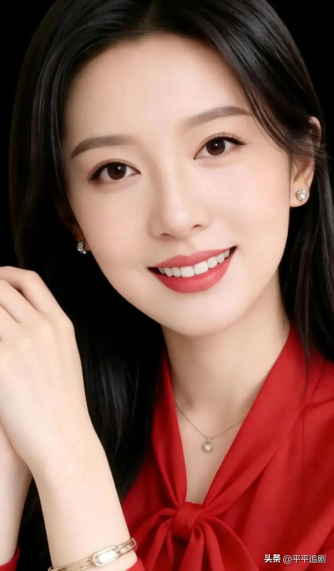 红绸系住时光，笑意藏着锋芒。
钻石映着光，金镯轻响，
在热烈里，做自己的主角。