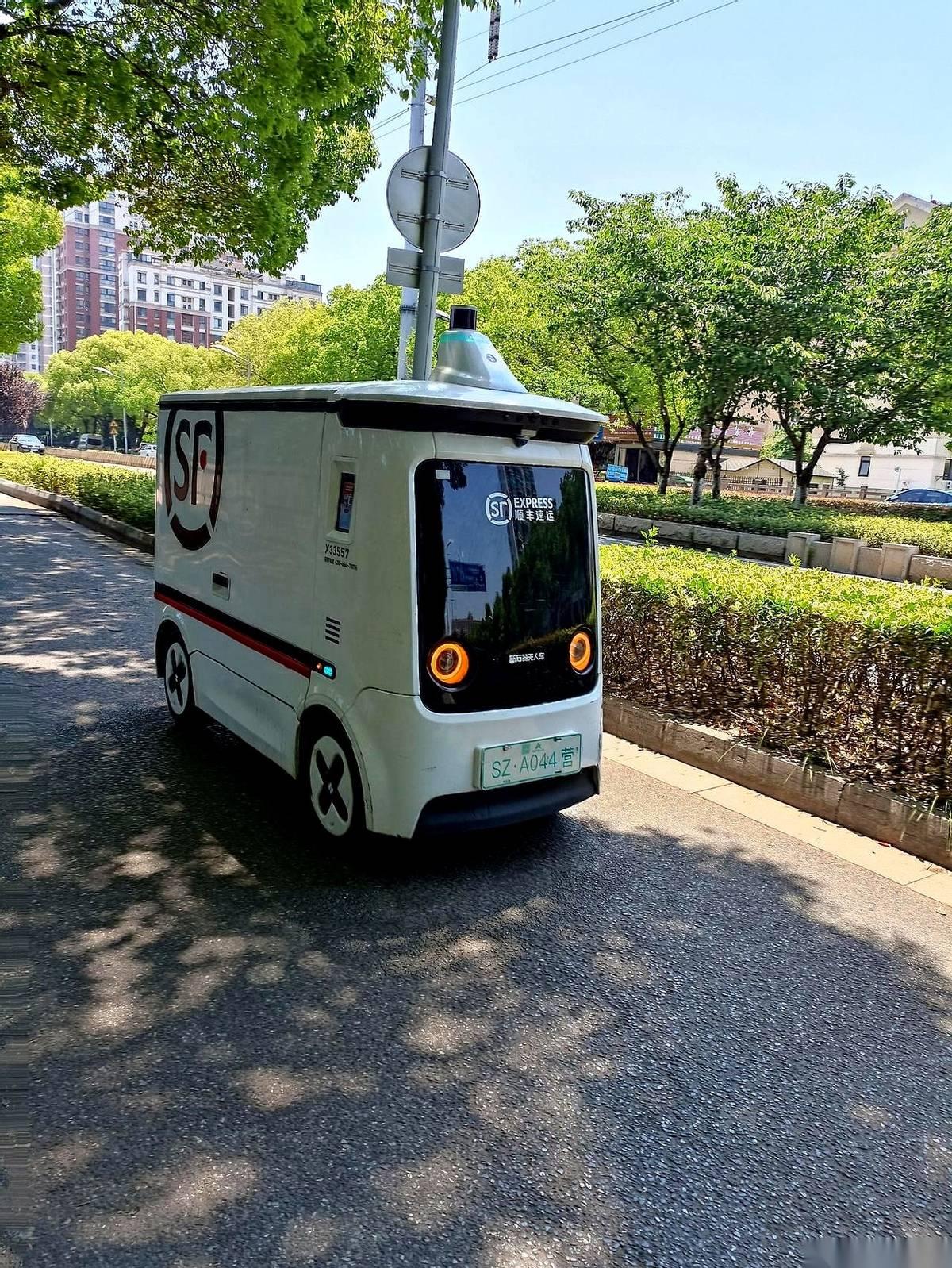 清华教授柳冠中一句话，捅破了科技圈的窗户纸。
他问：“无人机、无人驾驶、无人商店