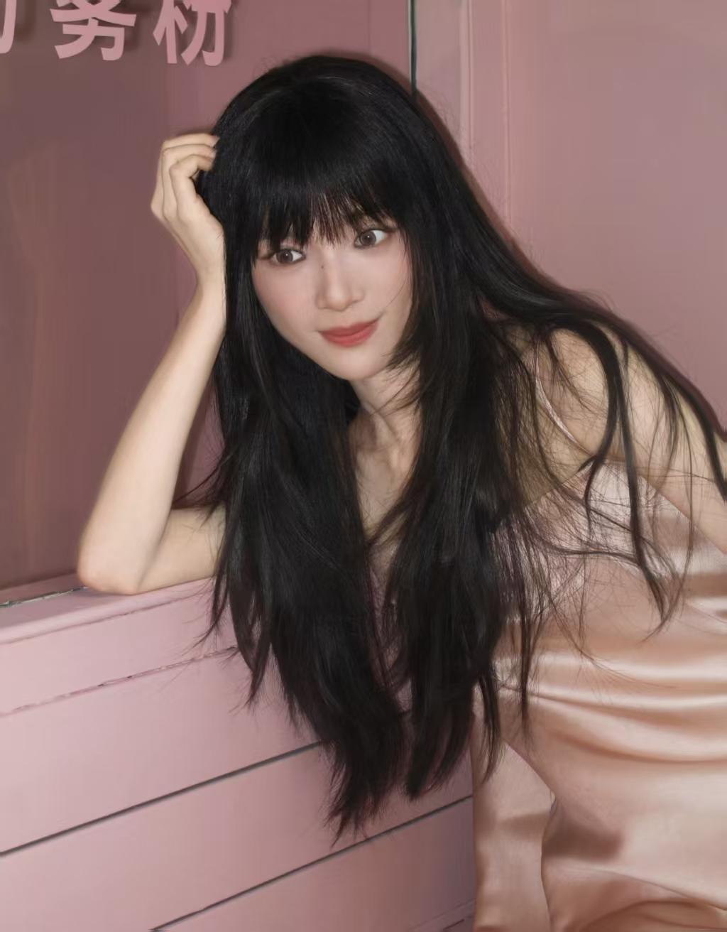 看到王亚飞给李思潼化的妆，喜欢李思潼的人感到一阵莫名无语。如果不是王亚飞说这是李