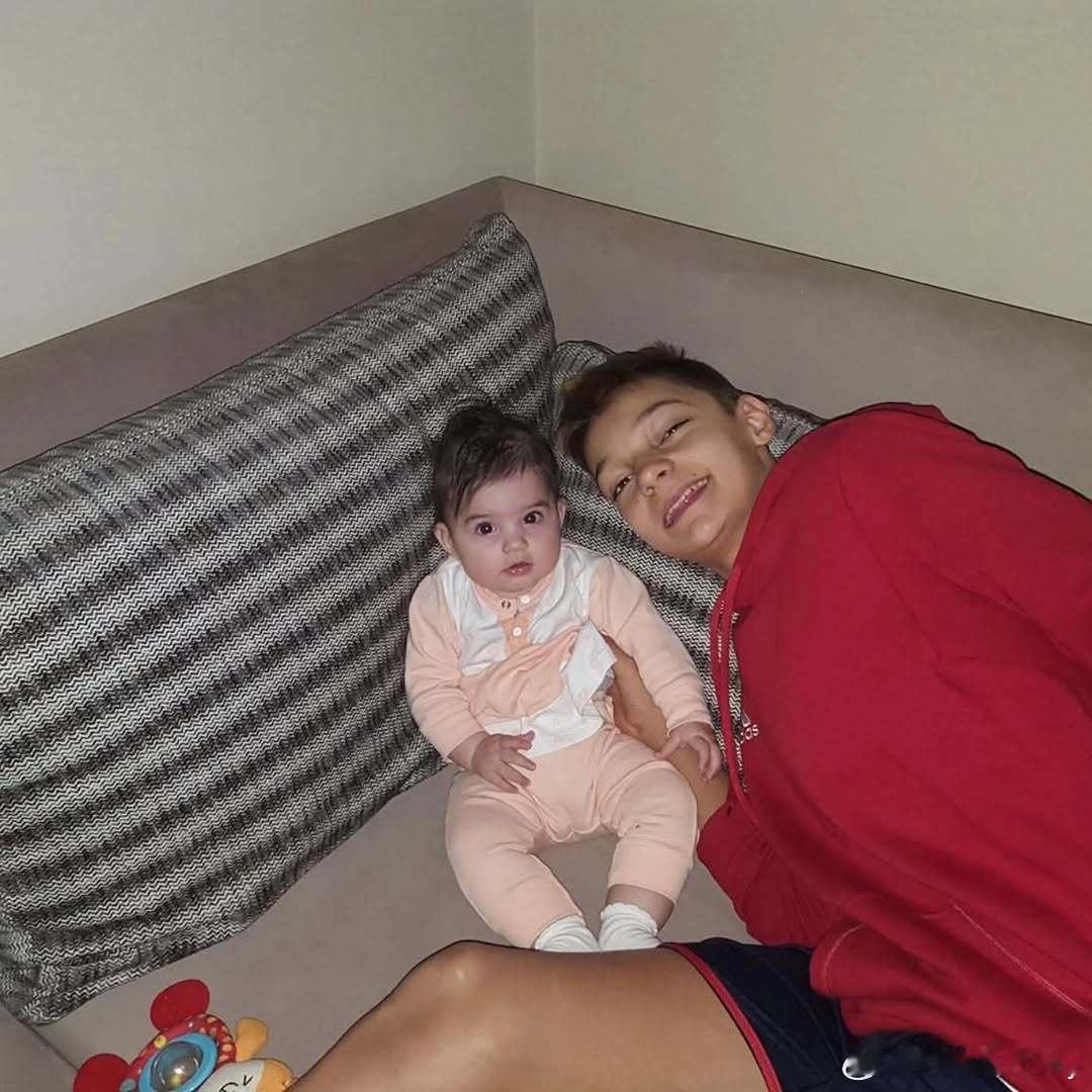 Alex、Moni、Philip和Daris，大尼、小尼、小小尼、小小小尼。男排