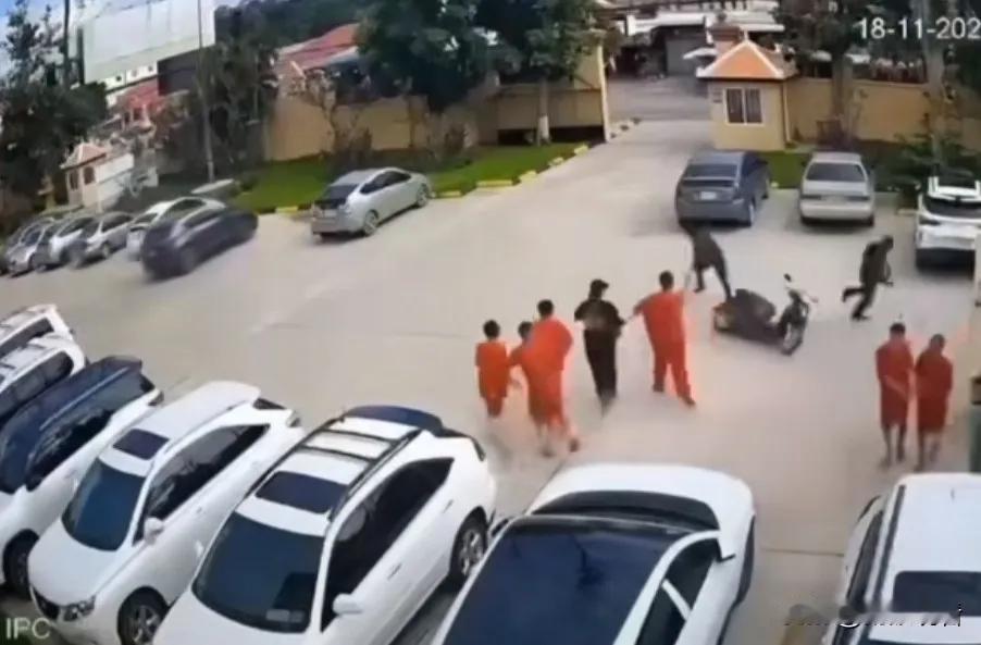 对于这次事件我有个疑问。
为什么警方不把犯人反手铐上，再押上车，这样既防止反抗，