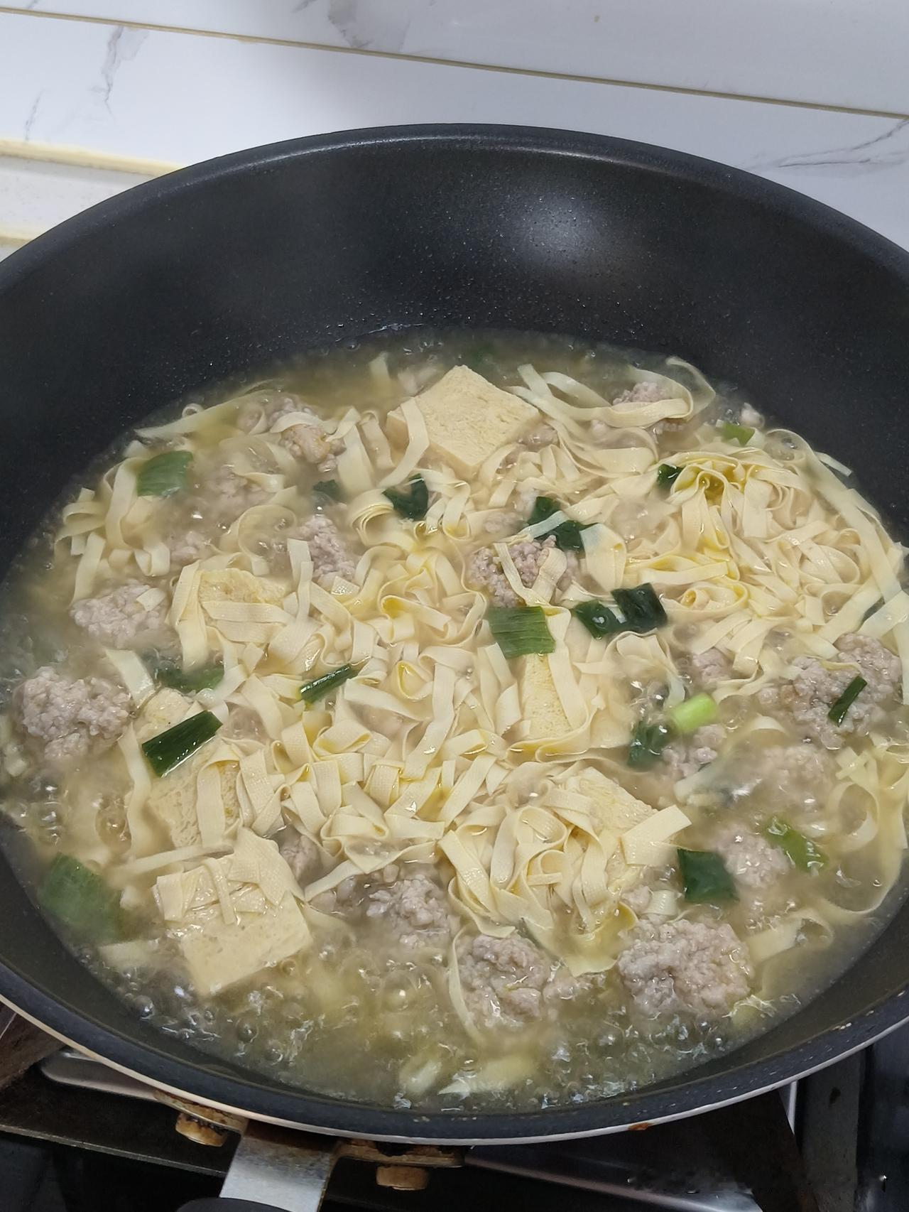 最近想买一双鞋子，
因为之前的鞋都穿了好几年了，
同时也想买双透气好点的，
夏天