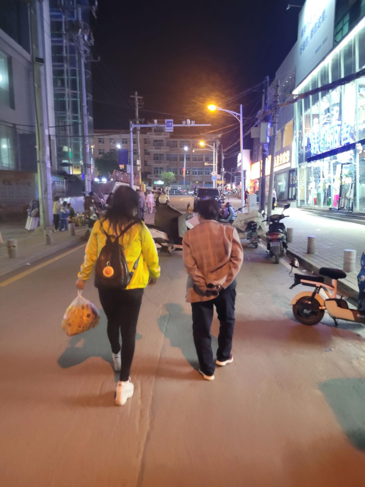 在老公第三次提出离婚时，我没犹豫，就答应了。他愣住了，显然没想到我会因为继母的缘