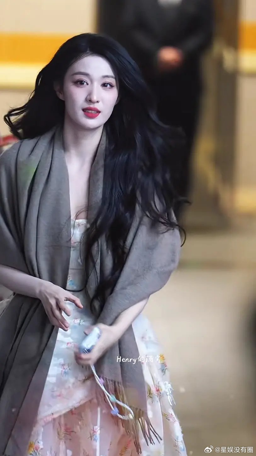 王楚然dior女帝活动粉丝互动生图咋样啊网友辣评，自封的女帝嘛？迪丽热巴是啥 