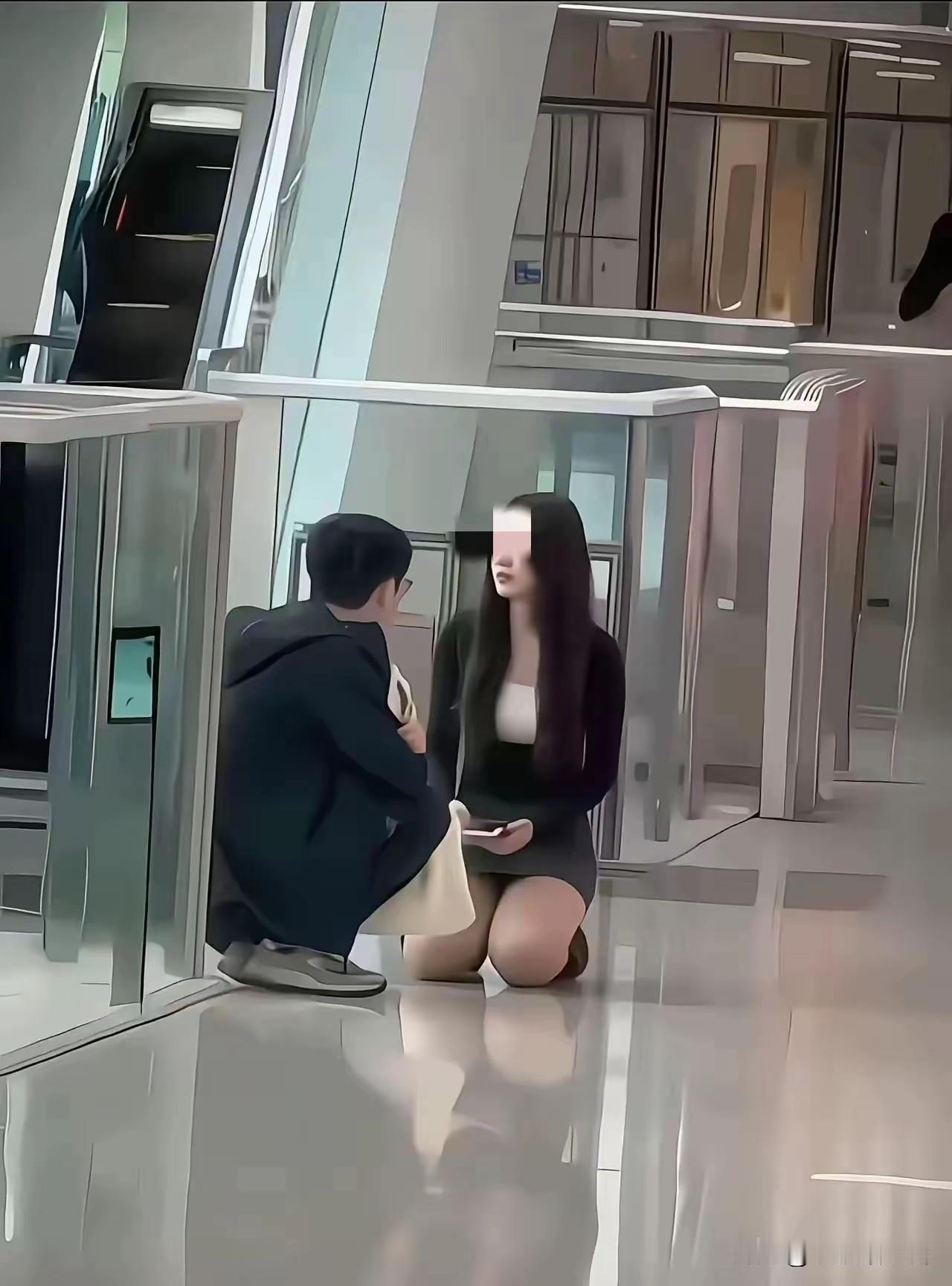 商场内，犯了错的女友完全不顾及自己的脸面，双膝下跪，向男友道歉。
不知道女友犯了