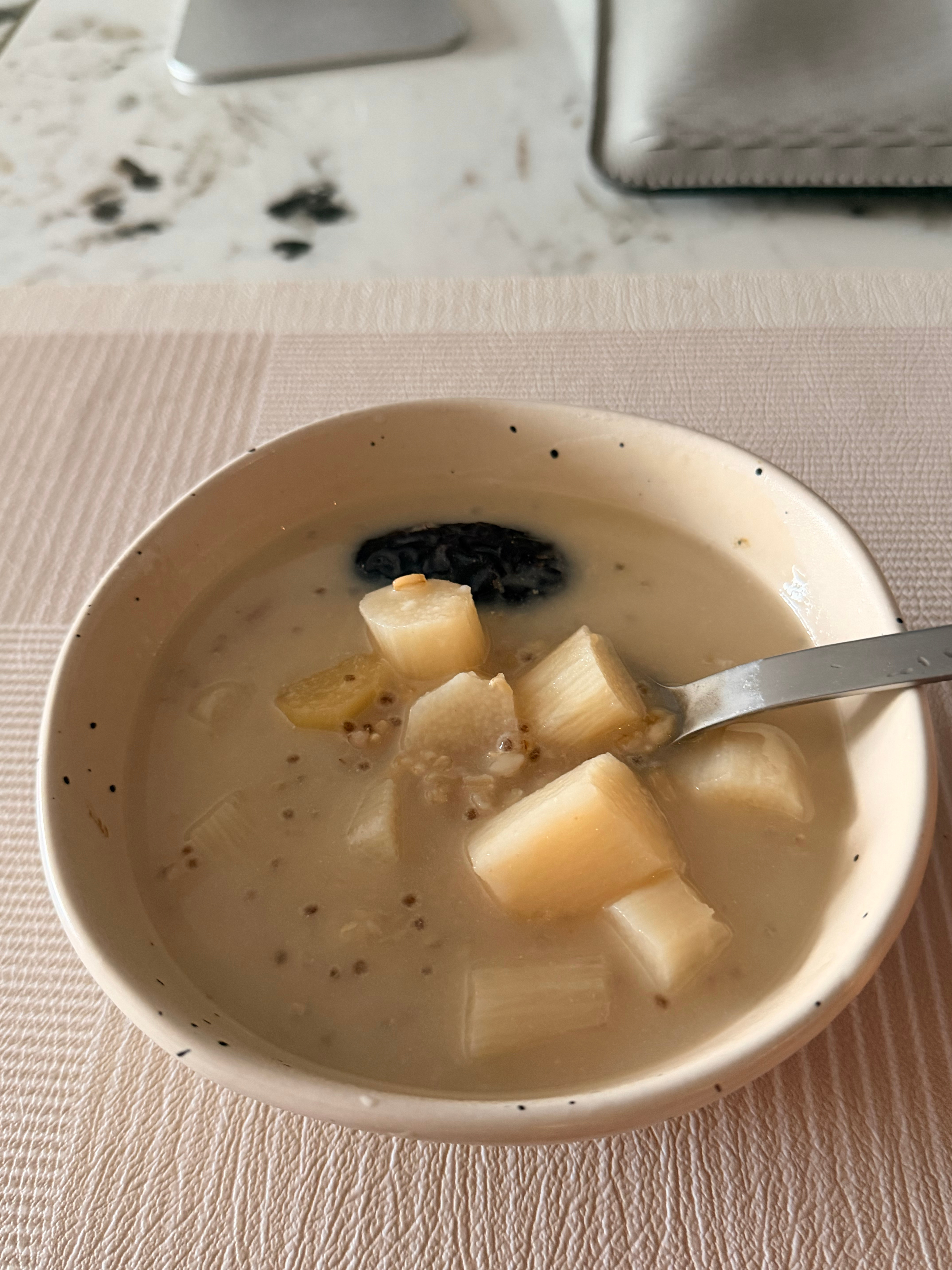 燕麦山药红枣杏仁粥 