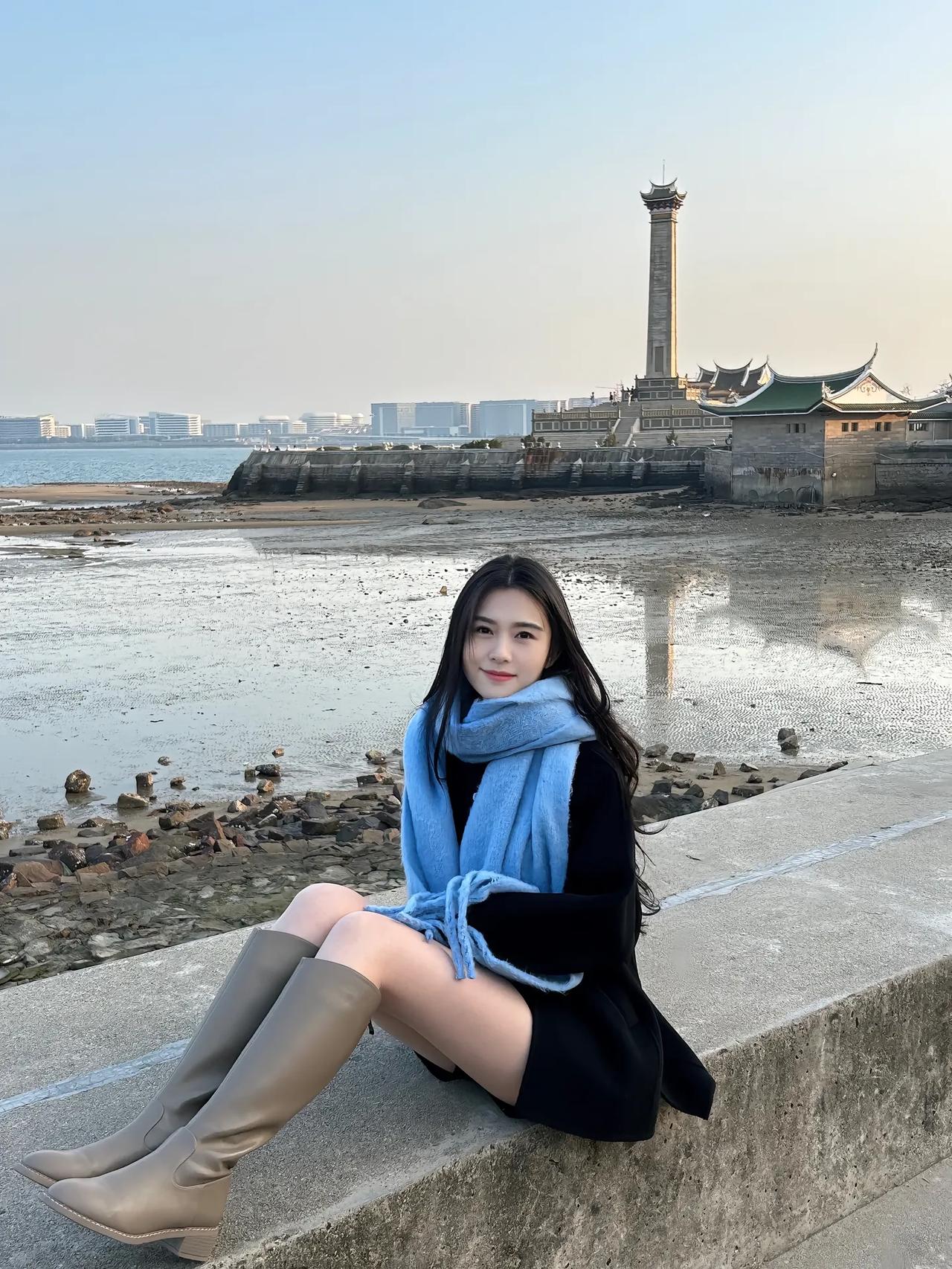 碧波荡漾处，佳人倚栏时。