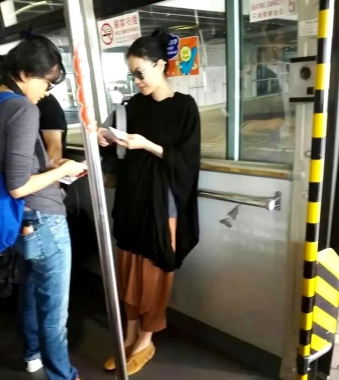 你敢信？王菲，歌坛天后，居然在香港坐公交！没保镖，没粉丝围堵，就这么低调，简直让