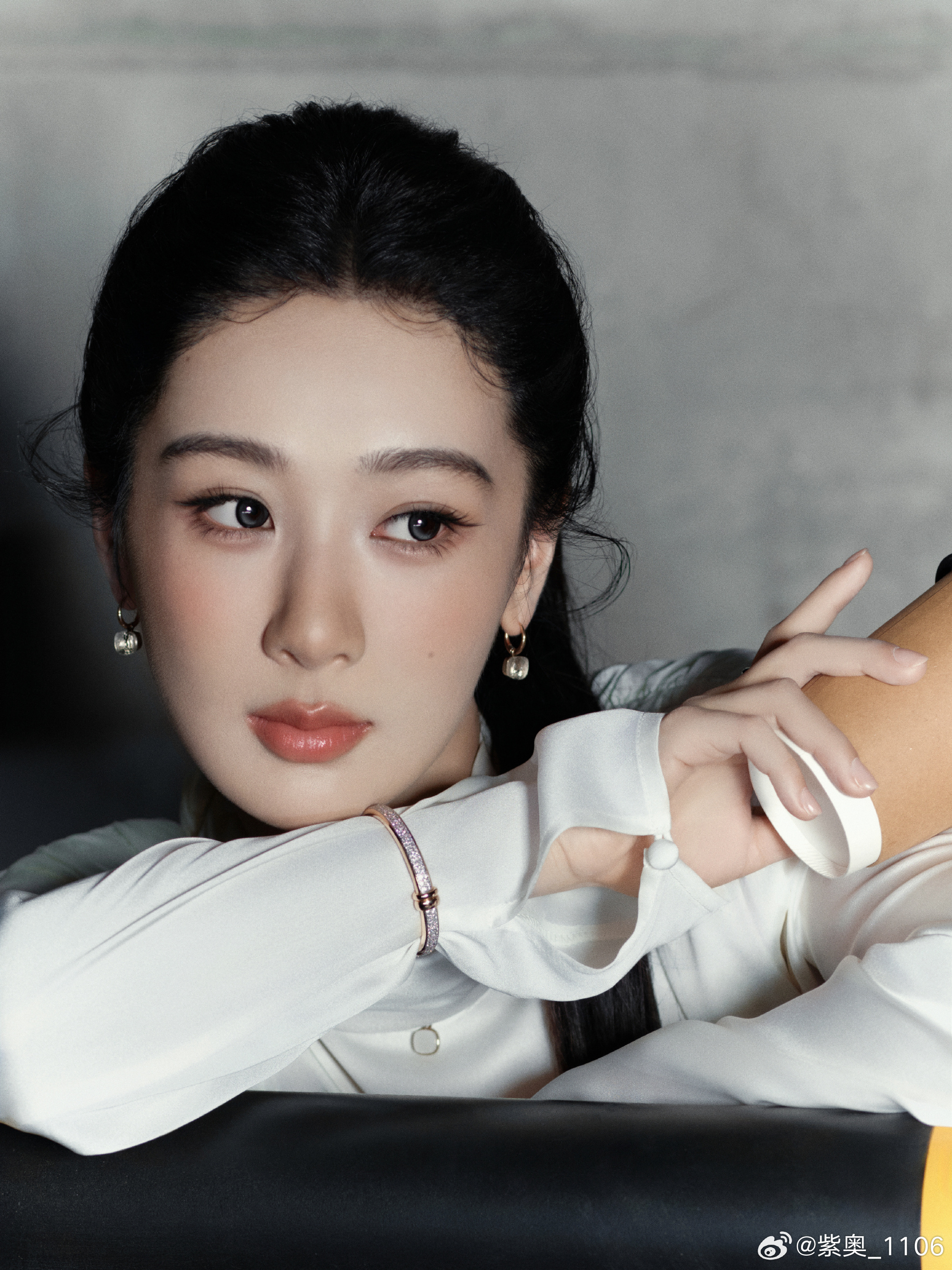 杨紫 盛放的花朵绽放浪漫无畏，像生命跳动，灵魂在起舞。将微风轻揽入怀，每个瞬间都