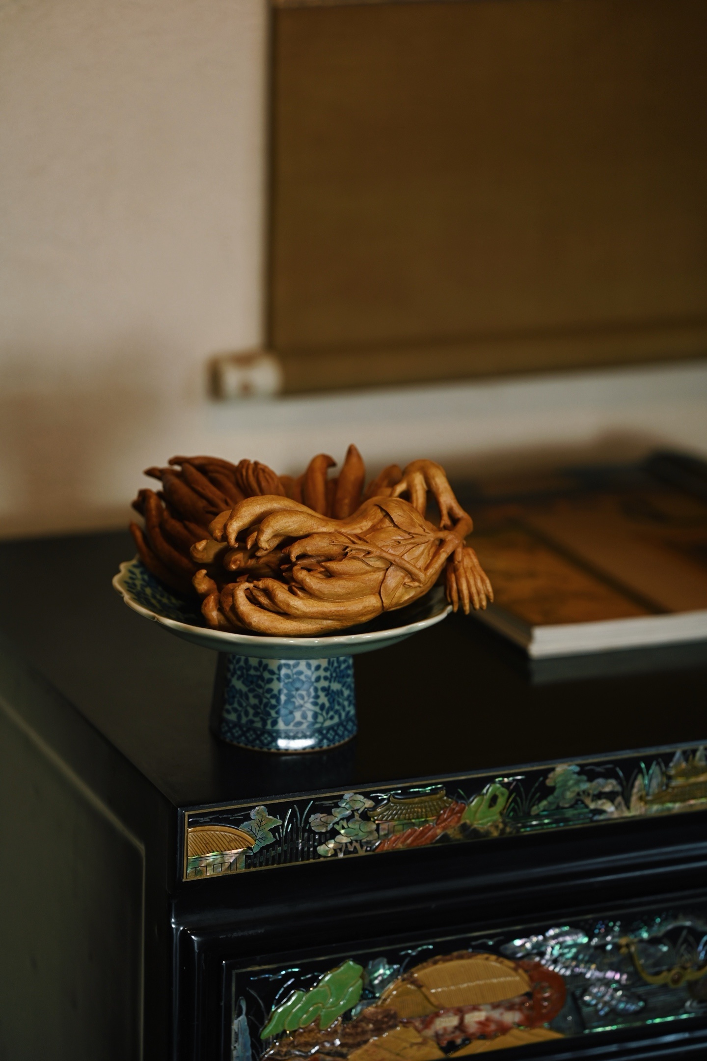 老山檀 | 佛手 一盘清供色泽温润，纯手工雕刻佛手形，形态饱满，古朴自然，或把玩