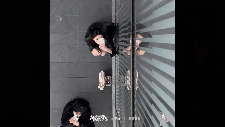 黄杨钿甜正是爱拍照的年纪黄杨钿甜拍了北京著名打卡地果然少女都爱拍照打卡！黄杨钿甜