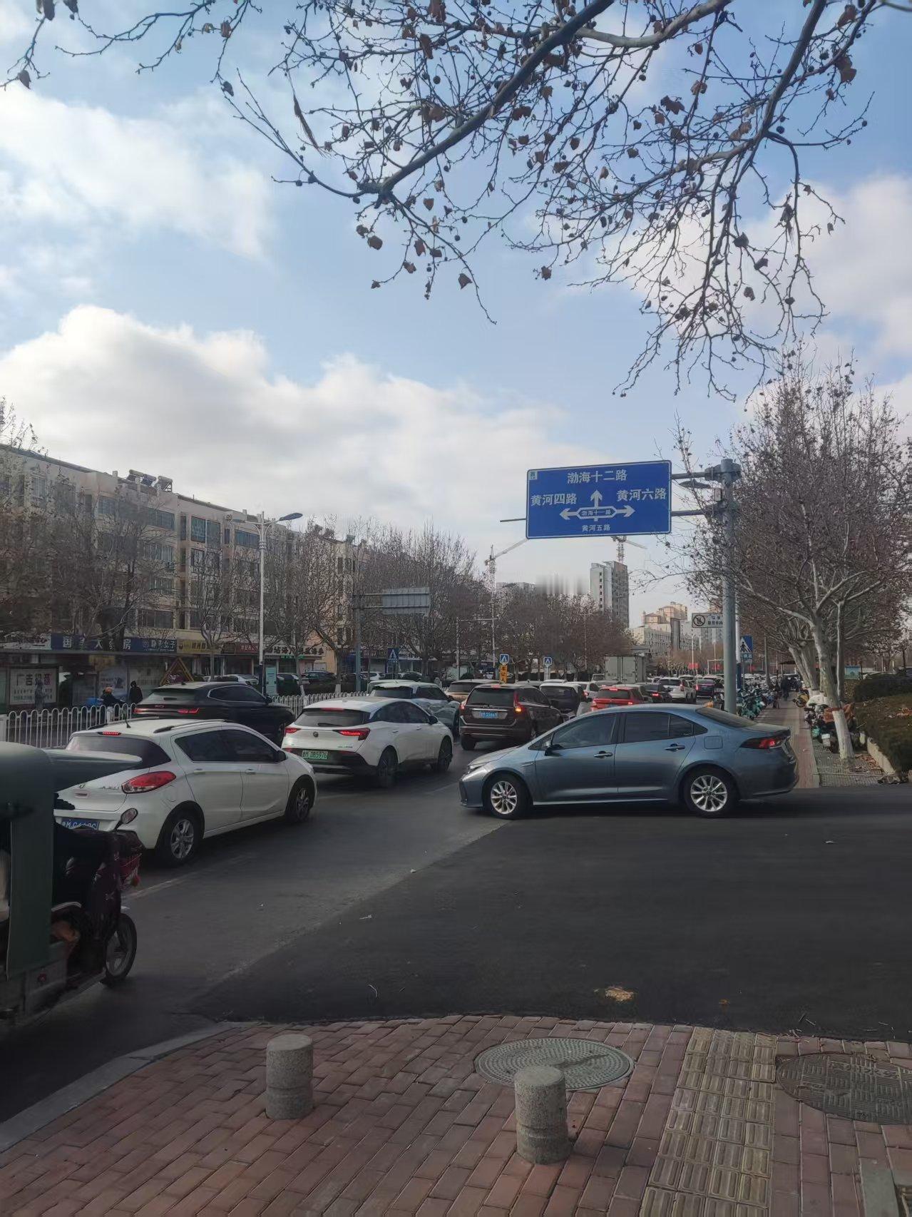 周末的滨州全福元周边道路，都是堵成红色！
因为附近的商家众多，特别是全福元人气爆