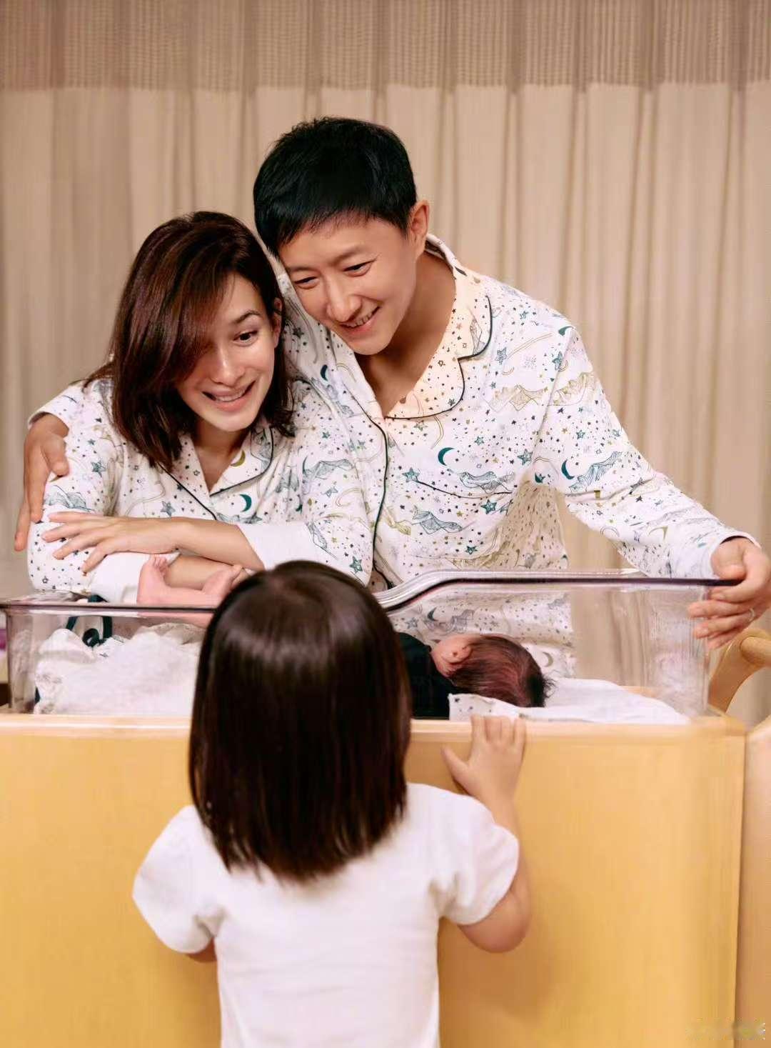 韩庚卢靖姗儿女双全韩庚卢靖姗一家四口合照 韩庚卢靖姗也是儿女双全了！一家四口合照