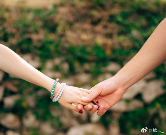 我们每晚视频聊得最多的不是情话，而是“今天吃什么”。他会在镜头前展示刚出锅的菜，