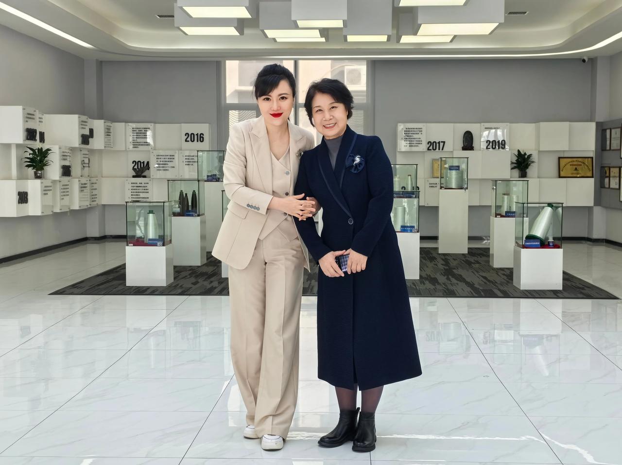 采访某玻璃纤维浸润剂研发生产企业，还认了个好姐姐。任总毕业于清华大学化学系高分子