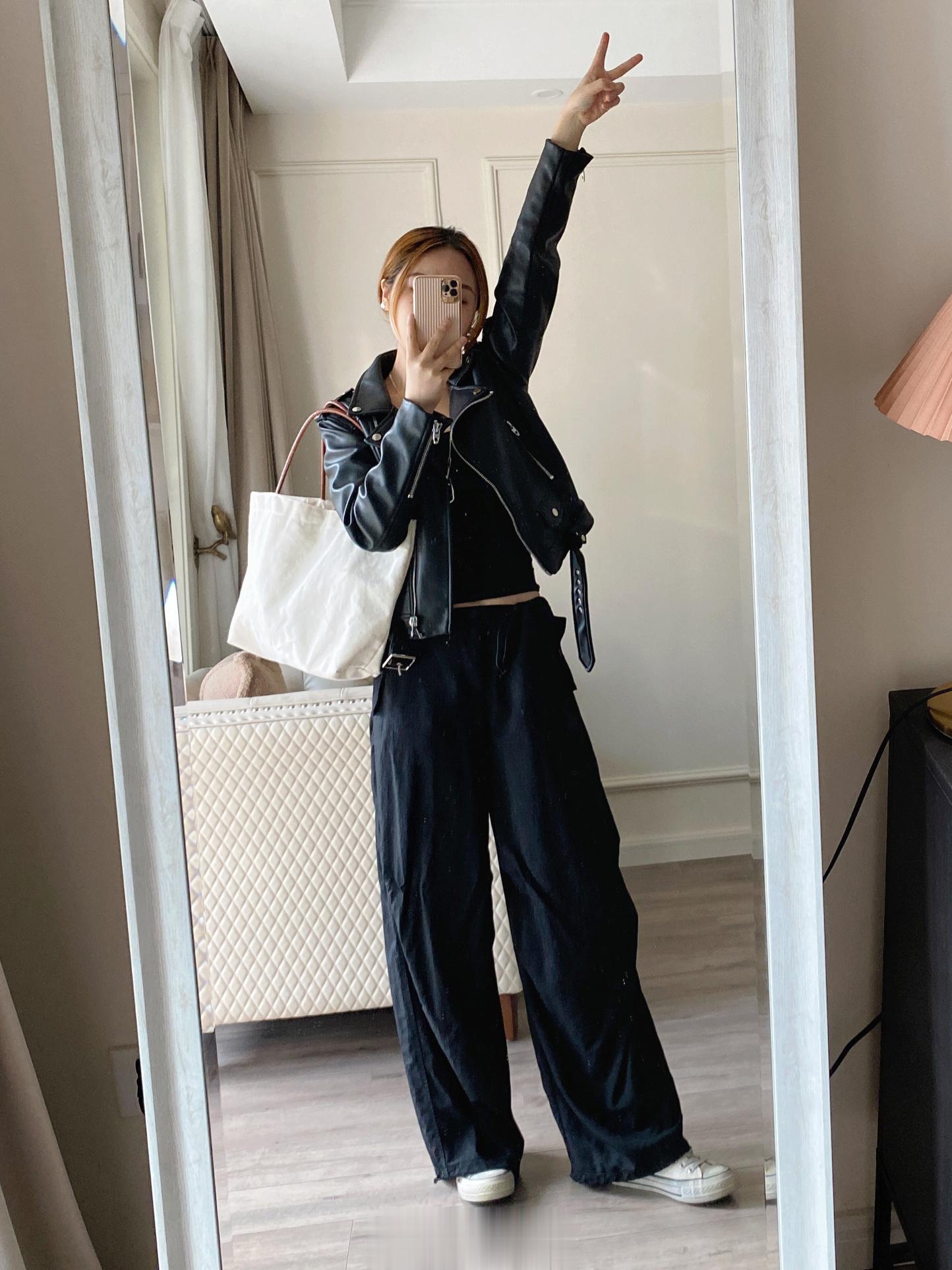  私服穿搭✔️天气马上热了，小皮装趁这几天还有些冷赶紧穿穿 ​​​