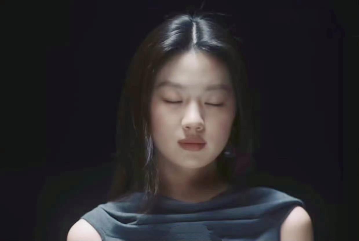 单依纯又怎么了？
和李荣浩的侵权风波还没平息呢
这次又被爆抄袭，而且抄袭的竟然是