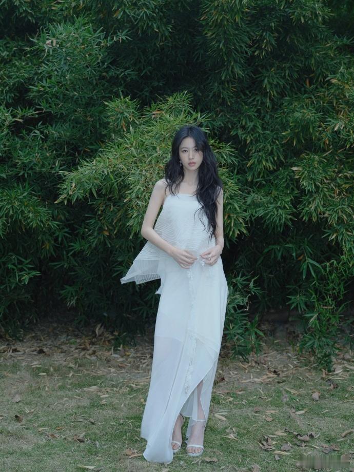 周雨彤谭松韵这个对视笑周雨彤对谭松韵笑看着周雨彤的表演，我不禁想起她那甜美的笑容