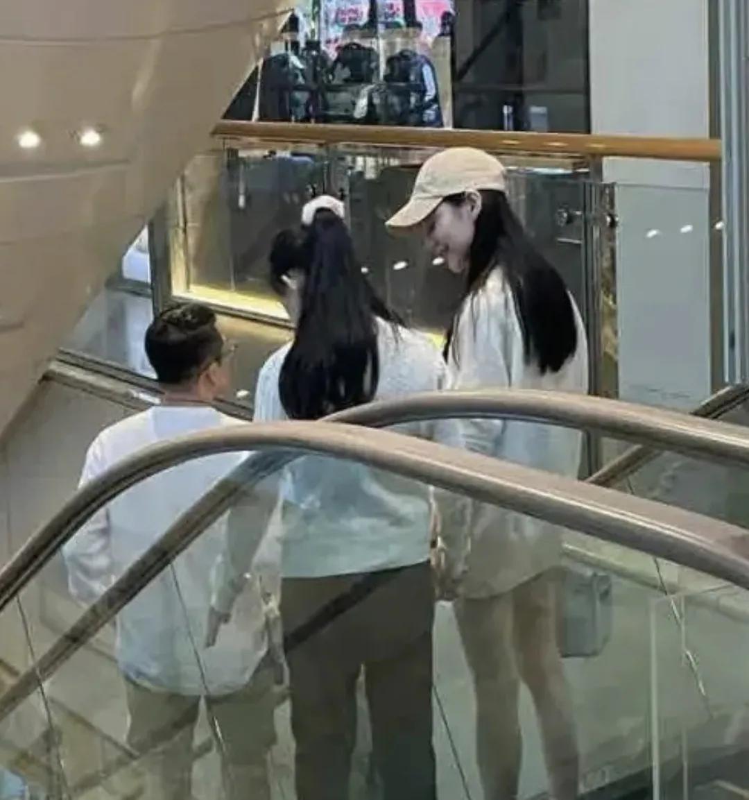 汪小菲与新女友带小玥儿逛街，网友回复：好恶心啊 ，不懂这种关系，真的是前妻大气[