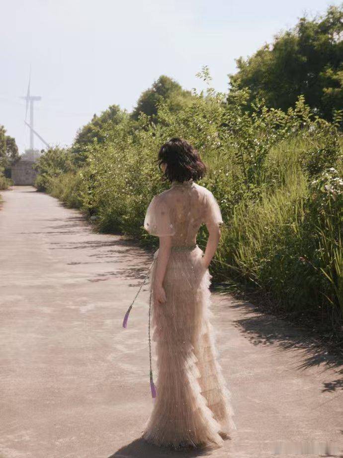 兰西雅白玉兰 兰西雅在白玉兰红毯美得不可方物！香槟色长裙优雅贵气，细腻的面料衬得