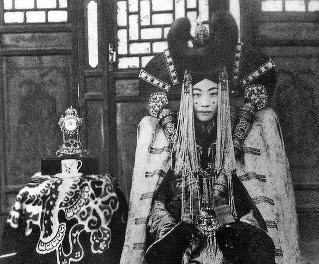 1938年，斯大林下令处决了外蒙古的末代皇后，在执行死刑前，皇后格嫩皮勒展现出与