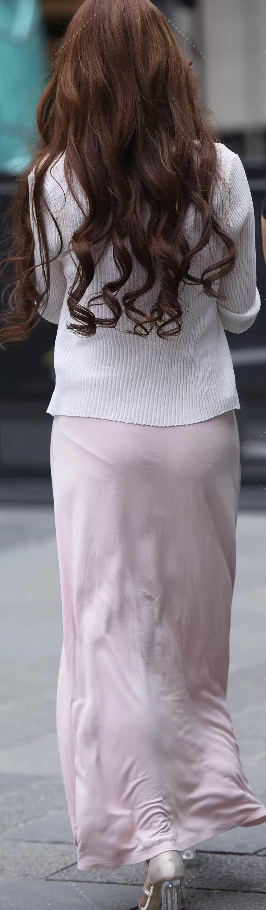 捕捉街头的一抹优雅，她从从容容，步伐坚定，粉色长裙轻轻摇曳，白色上衣简洁大方，金