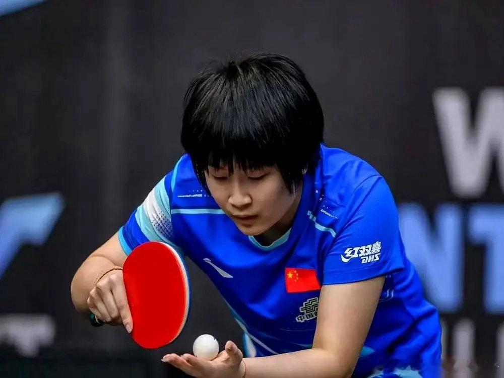 国乒女队，1胜5负，太原站脸都不要了。唯一的独苗，是个19岁的小姑娘，覃予萱。讽