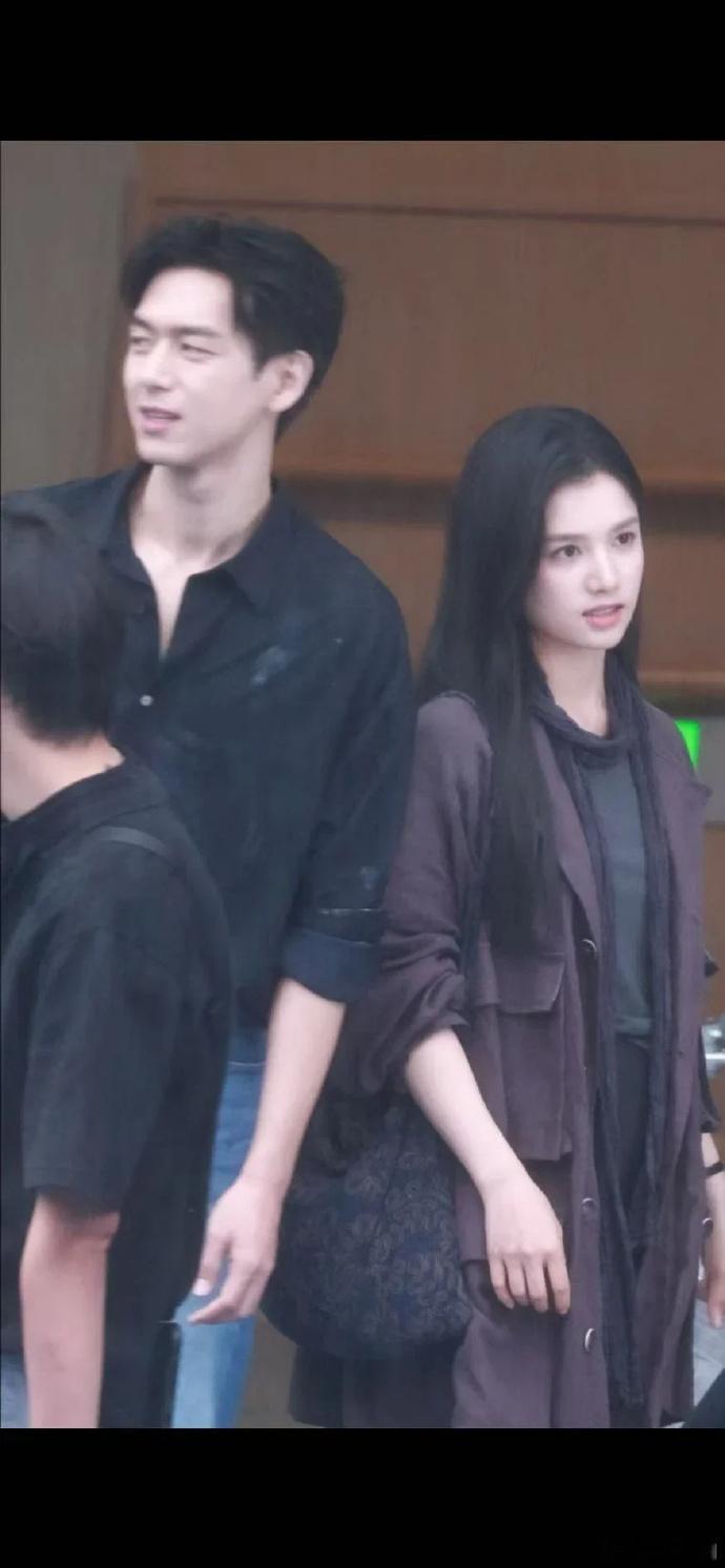 李现张婧仪新剧同框李现张婧仪首个同框路透 李现张婧仪新剧《雾里青》首个同框路透！