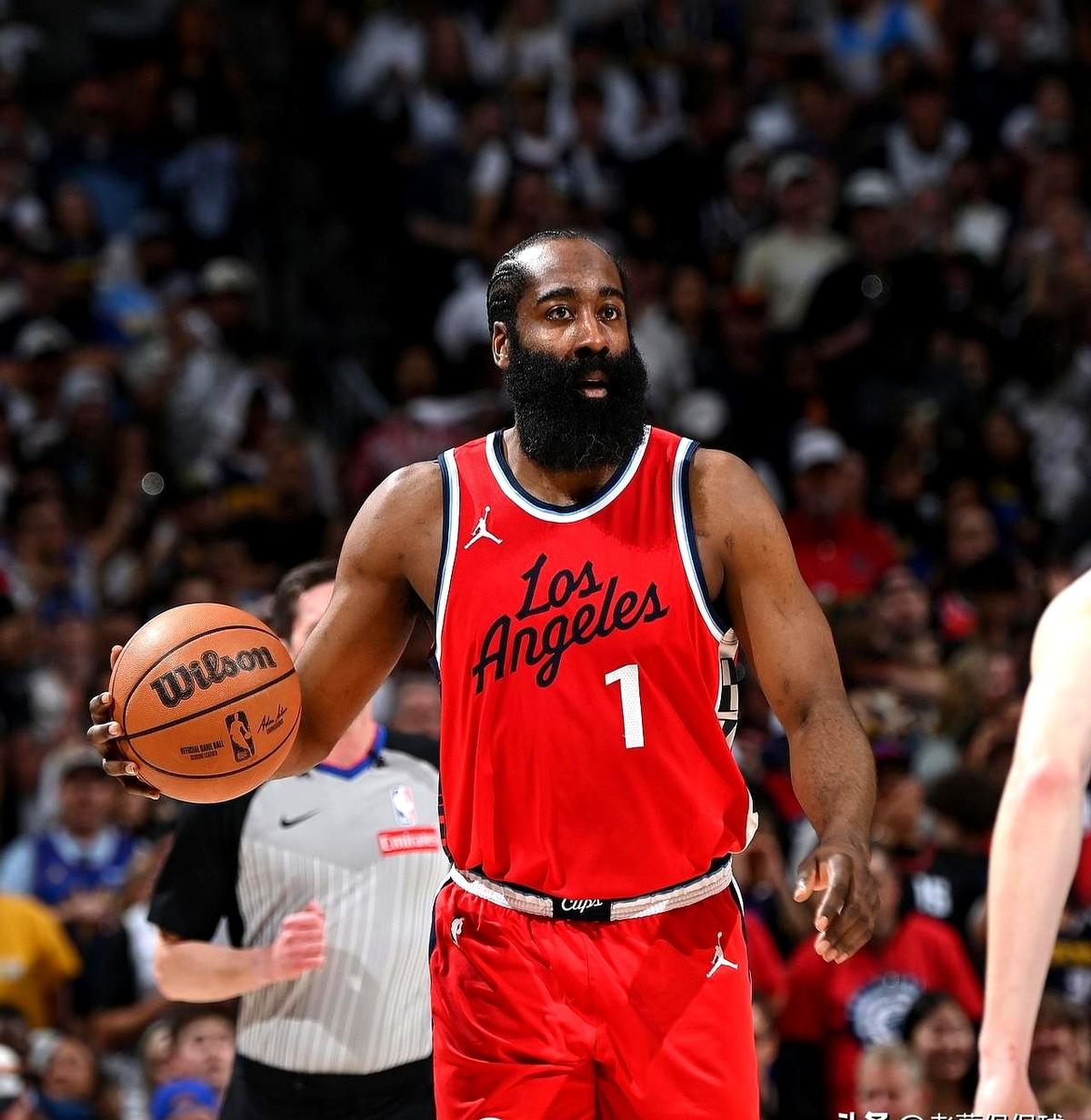 哈登未必打，快船悬了。

赛前30分钟才揭谜底。

伦纳德西装稳坐，哈登又咳到胸