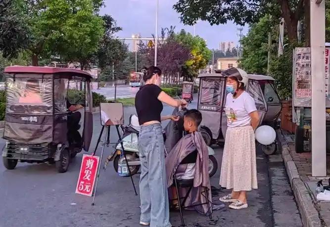 请问,你那儿最便宜理发是多少? 理发店的贵贱在于门面房店的房租费，路边店，老破小