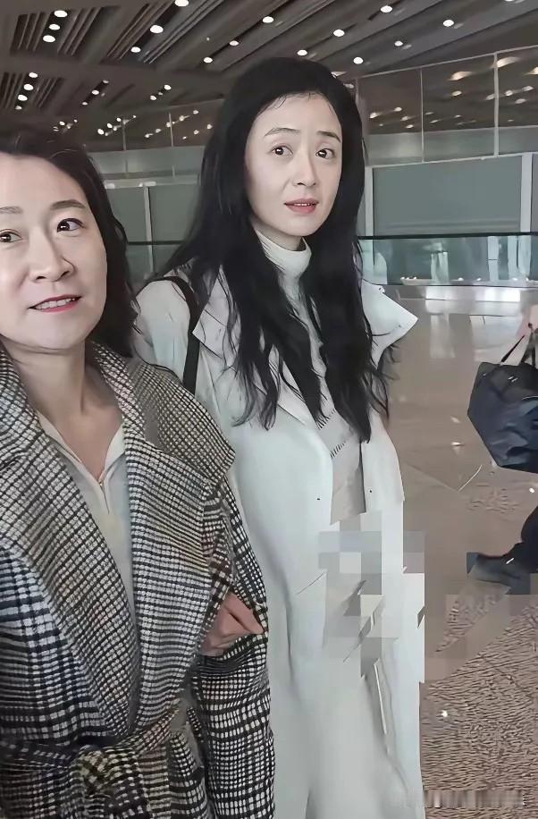 中年女人暴瘦一定会脸垮，不信你看蒋欣就知道了。

蒋欣已经四十多岁了，为了能穿上