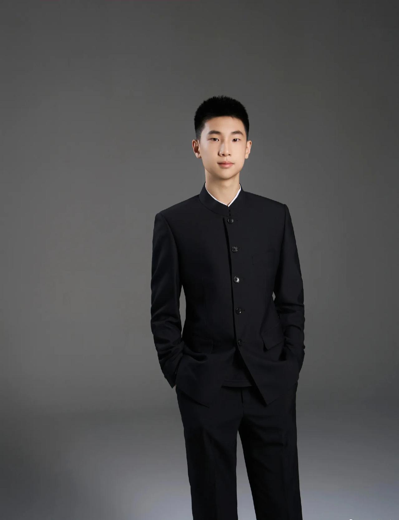演员林永健的儿子真是一表人才！11月28日，演员林永健的妻子周冬齐晒出一组儿子大