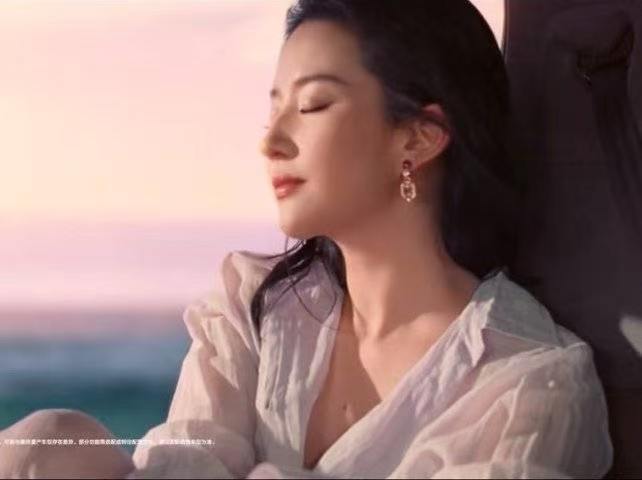刘亦菲海边这一幕刘亦菲海边吹风大片 迎面是风景，刘亦菲海边这一幕好美 