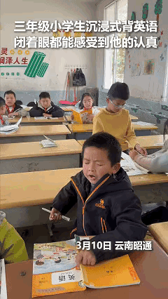 上人民日报了！云南昭通，开学第一节课刚上完，老师刚准备休息，结果一回头，看到一学